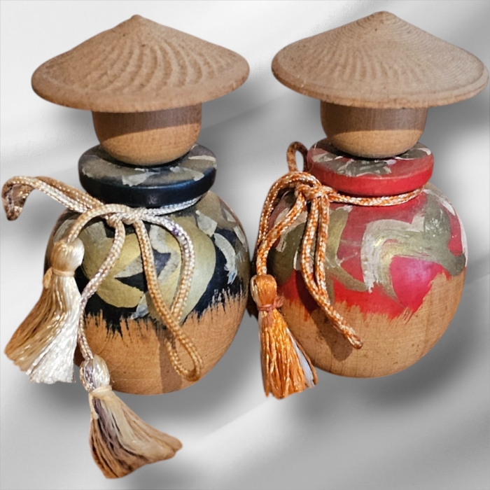 Tiny Pair of Unique Vintage Japanese Kokeshi Dolls - Image 2